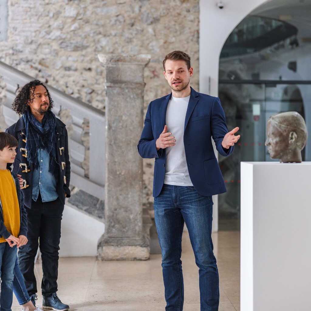 How museums can use a tour guide system to give maximum satisfaction from visitors through clear sound communication and a professional perception